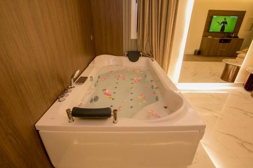 جاكوزي, فندق لكجري نايت (Luxury Night Hotel) in قرطبة جاكوزي, فندق لكجري نايت (Luxury Night Hotel) in قرطبة