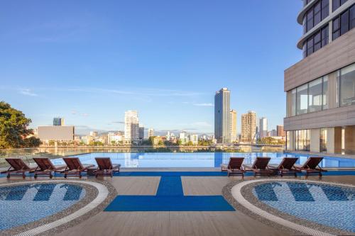 Swimming pool, Melia Vinpearl Danang Riverfront in Da Nang Swimming pool, Melia Vinpearl Danang Riverfront in Da Nang