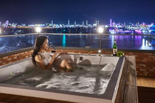 온수 욕조, 포항 브라운도트 테라스 포항 여객터미널점 (Pohang Brown Dot Terrace Pohang Terminal branch) in 포항 온수 욕조, 포항 브라운도트 테라스 포항 여객터미널점 (Pohang Brown Dot Terrace Pohang Terminal branch) in 포항