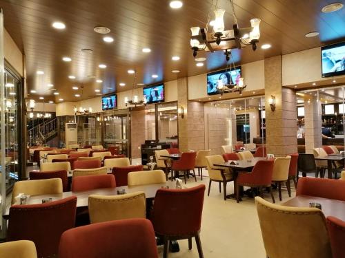 Restaurant, La Place Hotel in Zahle Restaurant, La Place Hotel in Zahle