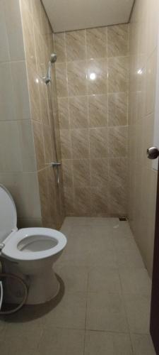 Łazienka, Apartemen Transpark 2BR A1110 near Centrum handlowe Carrefour Bekasi Square Łazienka, Apartemen Transpark 2BR A1110 near Centrum handlowe Carrefour Bekasi Square