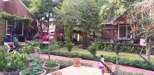 Garden, Khum Charoen Homestay in Sankhaburi Garden, Khum Charoen Homestay in Sankhaburi