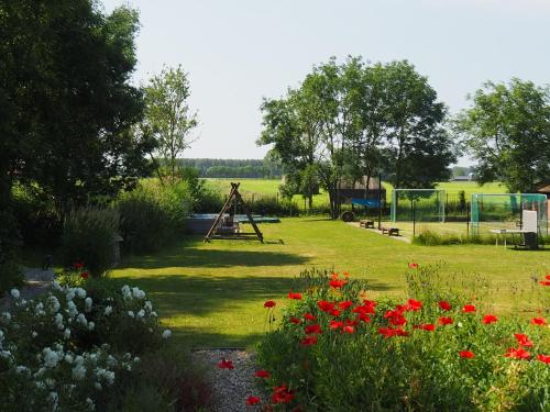 Garden, Gezellig huisje aan de dijk bij Werk aan het Spoel in Culemborg Garden, Gezellig huisje aan de dijk bij Werk aan het Spoel in Culemborg