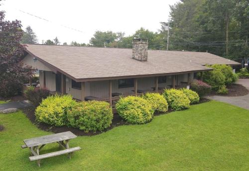 Piscina, Indoor Pool, Firepit, Self Check-in, BBQ, FREE Amenities, KING Bed, Full Kitchen in Clarks Summit Piscina, Indoor Pool, Firepit, Self Check-in, BBQ, FREE Amenities, KING Bed, Full Kitchen in Clarks Summit