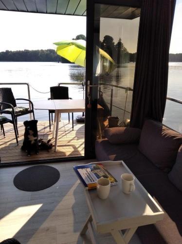 La Mare Schwimmende Ferienwohnungen Jolie & Leda, Berlin-Wildau in โคนีคซ์ วูสท์เทอร์เฮาว์เซ่น La Mare Schwimmende Ferienwohnungen Jolie & Leda, Berlin-Wildau in โคนีคซ์ วูสท์เทอร์เฮาว์เซ่น