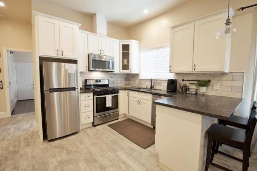 Konyha, Upscale 1890s Historic Apartment in Belváros Konyha, Upscale 1890s Historic Apartment in Belváros