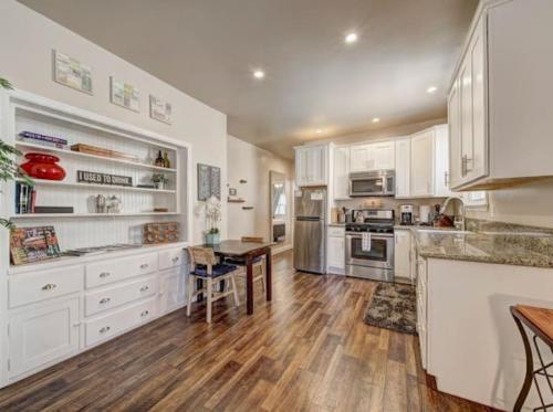 Konyha, Marvelous Midtown Stay with a Modern Twist in Belváros Konyha, Marvelous Midtown Stay with a Modern Twist in Belváros