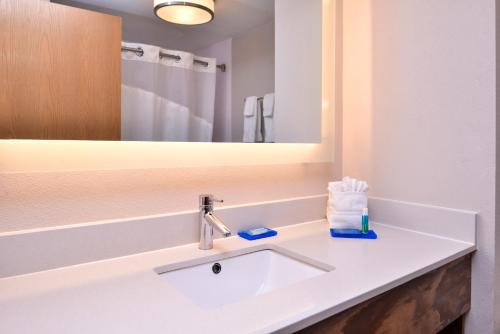 Holiday Inn Express Hotel & Suites Tampa-Anderson Road-Veterans Exp in Egypt Lake - Leto Holiday Inn Express Hotel & Suites Tampa-Anderson Road-Veterans Exp in Egypt Lake - Leto