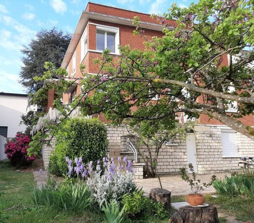 Balcony/terrace, 3 private rooms in a villa at Sceaux 600m RER B direct to Notre-Dame in Sceaux Balcony/terrace, 3 private rooms in a villa at Sceaux 600m RER B direct to Notre-Dame in Sceaux