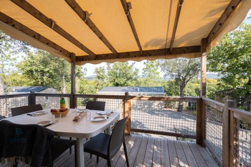 מרפסת, Camping Sunelia L'Argentiere in קוגולין מרפסת, Camping Sunelia L'Argentiere in קוגולין