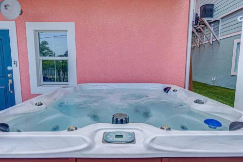 Hot tub, Luxury Coastal Home, Gulfport Waterfront District in Gulfport (FL) Hot tub, Luxury Coastal Home, Gulfport Waterfront District in Gulfport (FL)