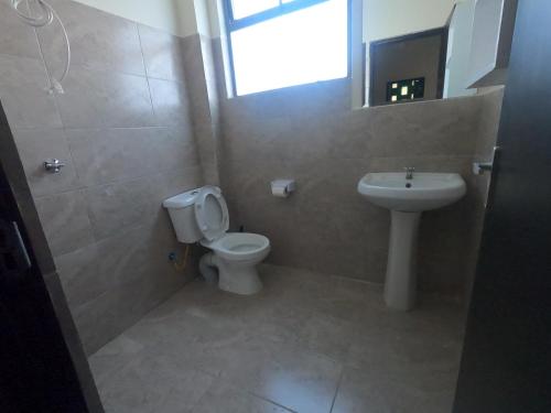 Casa de banho, 1255 Palm Ridge Apartment D1-101 in Kilifi Casa de banho, 1255 Palm Ridge Apartment D1-101 in Kilifi