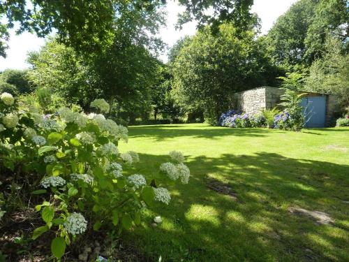 Κήπος, 17th century Breton cottage with modern interior on the edge of a forest. in Ουελγκότ Κήπος, 17th century Breton cottage with modern interior on the edge of a forest. in Ουελγκότ