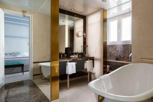 Bathroom, Wellington Madrid in Salamanca Bathroom, Wellington Madrid in Salamanca