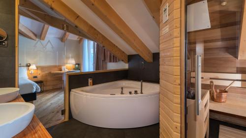 Hot tub, Maribel Hotel in Campo Carlo Magno Hot tub, Maribel Hotel in Campo Carlo Magno