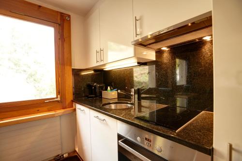 keuken, Chesa Munteratsch 1-Zimmerwohnung 411 Typ A in Silvaplana keuken, Chesa Munteratsch 1-Zimmerwohnung 411 Typ A in Silvaplana