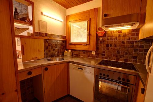 厨房, Chesa Munteratsch 2-Zimmerwohnung 610 Typ E in 席尔瓦普拉纳 厨房, Chesa Munteratsch 2-Zimmerwohnung 610 Typ E in 席尔瓦普拉纳
