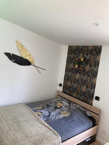 Bed, Dependance privative Le Cocon in Montgeron Bed, Dependance privative Le Cocon in Montgeron