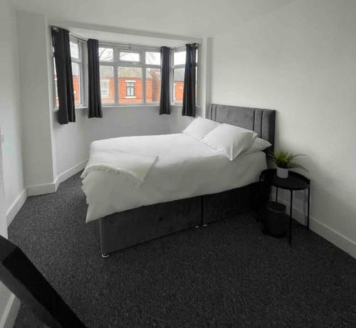 Lovely 3 Bedroom property with extensive parking