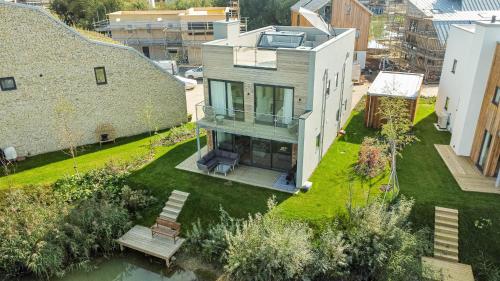 Luxury lakeside property with spa access ML44