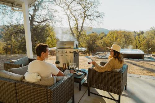 Balcony/terrace, Glamour Mountain Getaway by Casa Oso with views and spa in Oakhurst Balcony/terrace, Glamour Mountain Getaway by Casa Oso with views and spa in Oakhurst