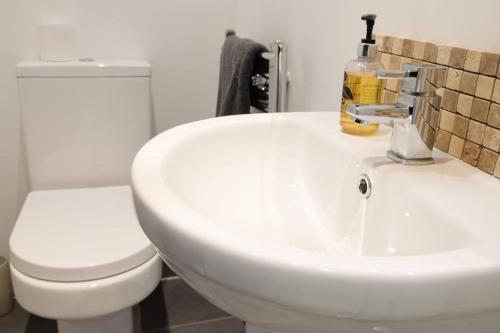 Spacious two bedroom, two bathroom Beach Nest with garden in Hastings Spacious two bedroom, two bathroom Beach Nest with garden in Hastings
