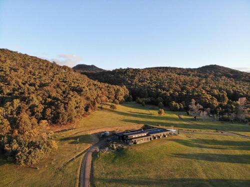 Фасада на хотела, Hanging Rock Views in Ууденд Фасада на хотела, Hanging Rock Views in Ууденд