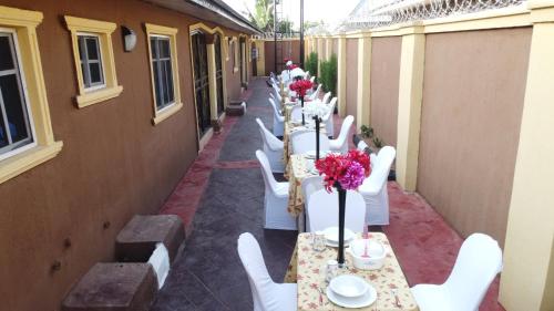 Банкетний зал, Living Green APARTMENTS AIRPORT PICK UP in Бенін Банкетний зал, Living Green APARTMENTS AIRPORT PICK UP in Бенін