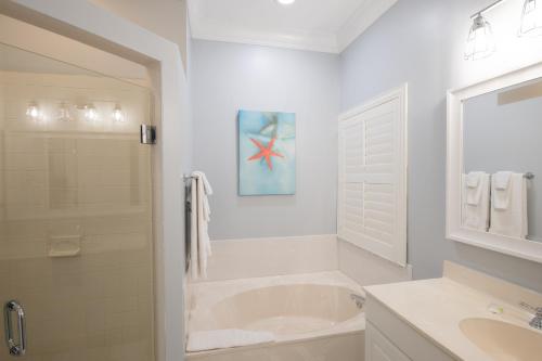 Bathroom, A Perfect Paradise Retreat by Juno Beach in North Palm Beach (FL) Bathroom, A Perfect Paradise Retreat by Juno Beach in North Palm Beach (FL)