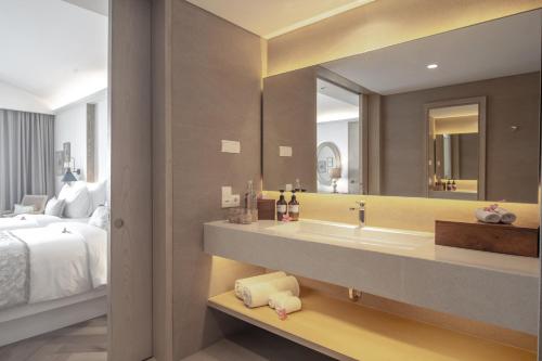 Bathroom, Royal Avila Boutique Resort in Senggigi Bathroom, Royal Avila Boutique Resort in Senggigi