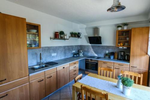 keuken, Ferienwohnung Schöne Aussicht am Rothaarsteig (Ferienwohnung Schone Aussicht am Rothaarsteig) in Bad Laasphe keuken, Ferienwohnung Schöne Aussicht am Rothaarsteig (Ferienwohnung Schone Aussicht am Rothaarsteig) in Bad Laasphe