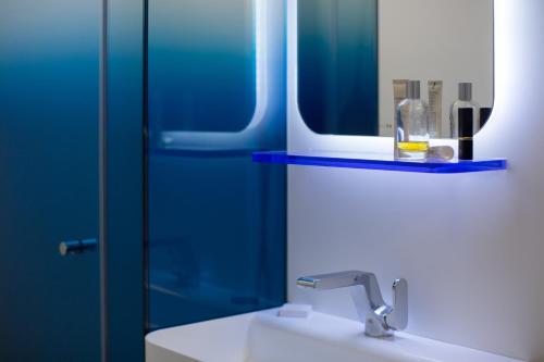 Bathroom, Hotel Odyssey Paris by Elegancia near Louvre Museum Bathroom, Hotel Odyssey Paris by Elegancia near Louvre Museum
