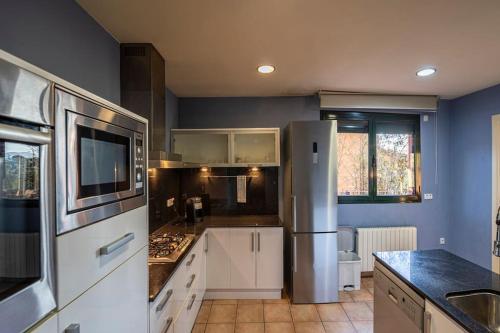 Allotjament independent per a families amb jardi piscina privats, vistes i gran cuina menjador amb l in Sant Julià de Ramis Allotjament independent per a families amb jardi piscina privats, vistes i gran cuina menjador amb l in Sant Julià de Ramis