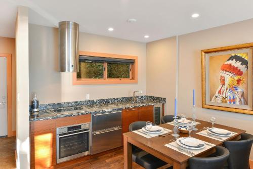 Salishan Chief Suite in Cowichan Bay (BC) Salishan Chief Suite in Cowichan Bay (BC)