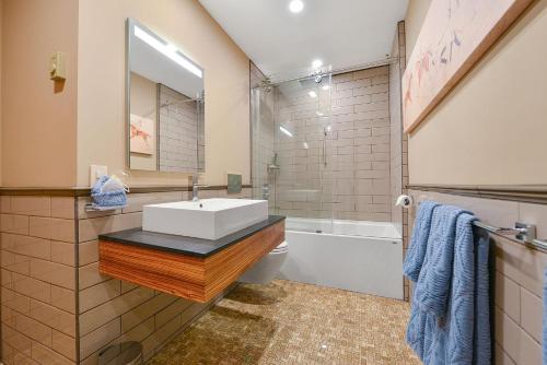 Salishan Chief Suite in Cowichan Bay (BC) Salishan Chief Suite in Cowichan Bay (BC)
