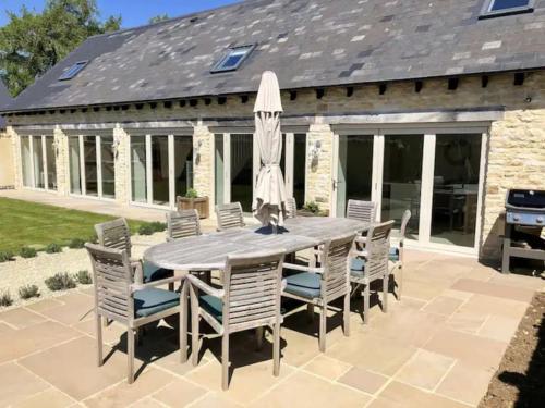 Instalaciones, Stone Barn, contemporary barn conversion in Pilley Instalaciones, Stone Barn, contemporary barn conversion in Pilley