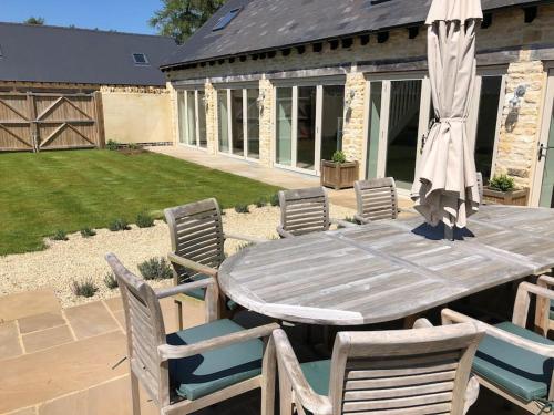 Instalaciones, Stone Barn, contemporary barn conversion in Pilley Instalaciones, Stone Barn, contemporary barn conversion in Pilley