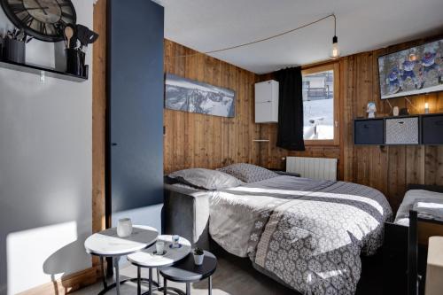 Guestroom, Mountain Break coeur du Val Claret pieds des pistes- Tignes - Lit queen size in Tignes Guestroom, Mountain Break coeur du Val Claret pieds des pistes- Tignes - Lit queen size in Tignes