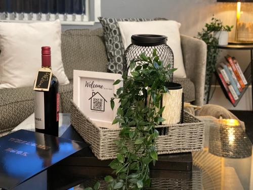 Food and beverages, Urban 3 Bedroom Home in Kings Heath-Great Location in King's Heath Food and beverages, Urban 3 Bedroom Home in Kings Heath-Great Location in King's Heath