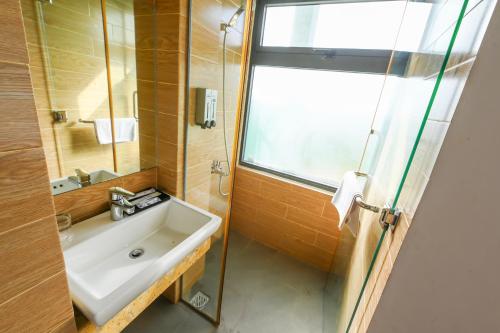 Bathroom, Lang Noi Tan Lap in Ap Binh Thi Bathroom, Lang Noi Tan Lap in Ap Binh Thi