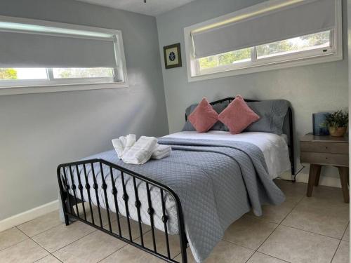 Hollywood Pool Home Inviting 3 Bedrooms near Hooters Hollywood Pool Home Inviting 3 Bedrooms near Hooters