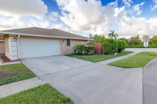 Cheerful 3 Bedroom Home less than a mile to WEF in Wellington (FL) Cheerful 3 Bedroom Home less than a mile to WEF in Wellington (FL)