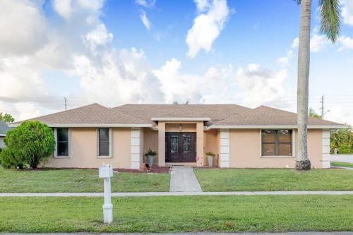 Cheerful 3 Bedroom Home less than a mile to WEF in Wellington (FL) Cheerful 3 Bedroom Home less than a mile to WEF in Wellington (FL)