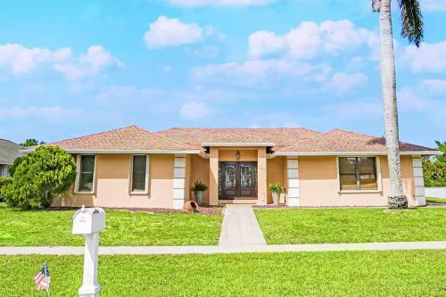 Cheerful 3 Bedroom Home less than a mile to WEF in Wellington (FL) Cheerful 3 Bedroom Home less than a mile to WEF in Wellington (FL)