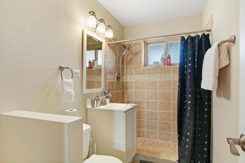 Bathroom, Charming 1BR Apartment in Arlington Heights - Salem 5C in Arlington Heights (IL) Bathroom, Charming 1BR Apartment in Arlington Heights - Salem 5C in Arlington Heights (IL)