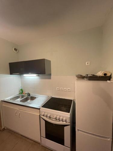 Kitchen, F2 Montpellier nord Occitanie in Marie-Therese Kitchen, F2 Montpellier nord Occitanie in Marie-Therese