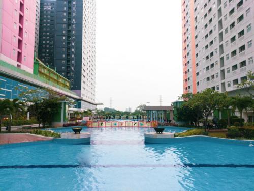 Swimming pool, Apartemen Green Pramuka By Family Group property in Senen Swimming pool, Apartemen Green Pramuka By Family Group property in Senen
