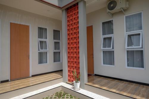 Balcony/terrace, RedDoorz Syariah near Universitas Tidar Magelang in Magelang Utara Balcony/terrace, RedDoorz Syariah near Universitas Tidar Magelang in Magelang Utara