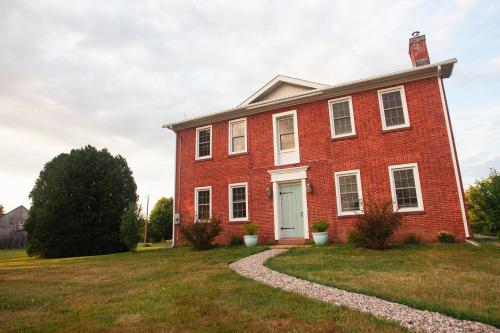 Taman, Farmhouse Broad Brook: Comfort & Charm. in Elkgrove Village (IL) Taman, Farmhouse Broad Brook: Comfort & Charm. in Elkgrove Village (IL)