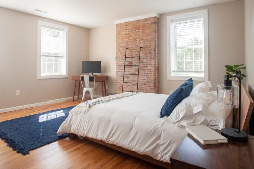 Farmhouse Broad Brook: Comfort & Charm. in East Windsor Farmhouse Broad Brook: Comfort & Charm. in East Windsor